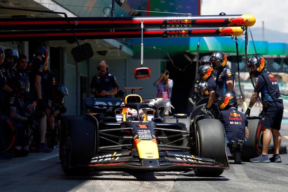 Max Verstappen, Red Bull Racing RB20, en boxes durante la FP1