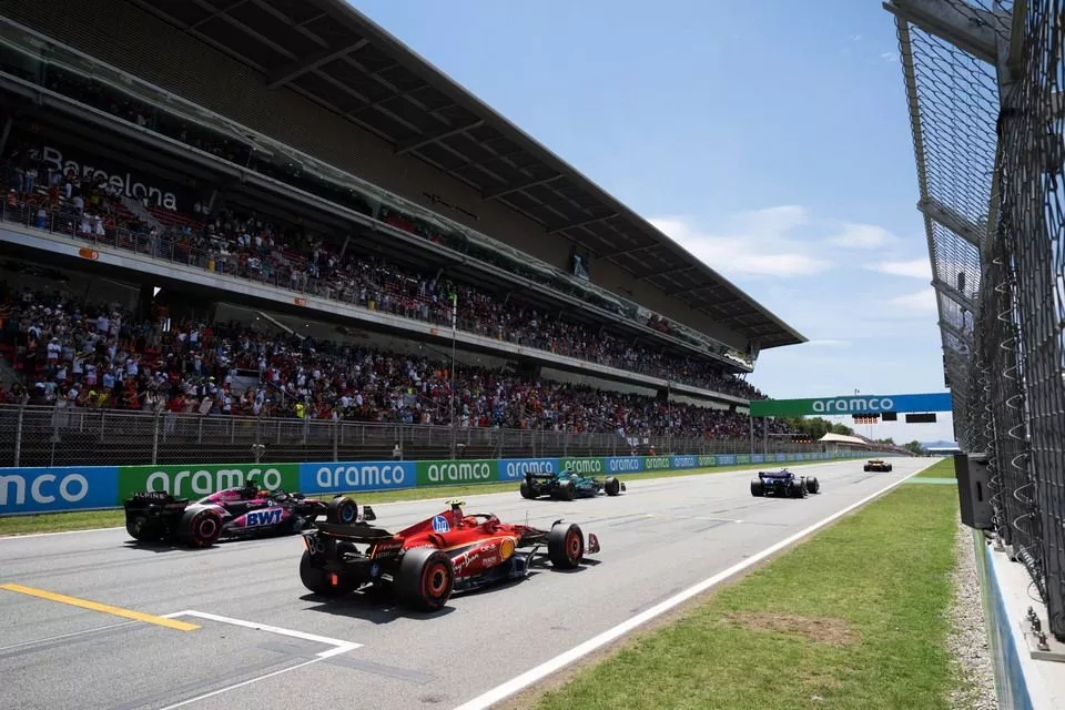 Fernando Alonso, Aston Martin AMR24, Esteban Ocon, Alpine A524, Carlos Sainz, Ferrari SF-24, practican una salida de carrera al final de la FP3.