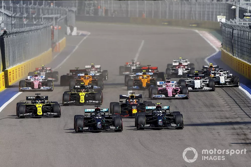 Lewis Hamilton, Mercedes F1 W11 Valtteri Bottas, Mercedes F1 W11, Max Verstappen, Red Bull Racing RB16 and Daniel Ricciardo, Renault F1 Team R.S.20 at the start of the race