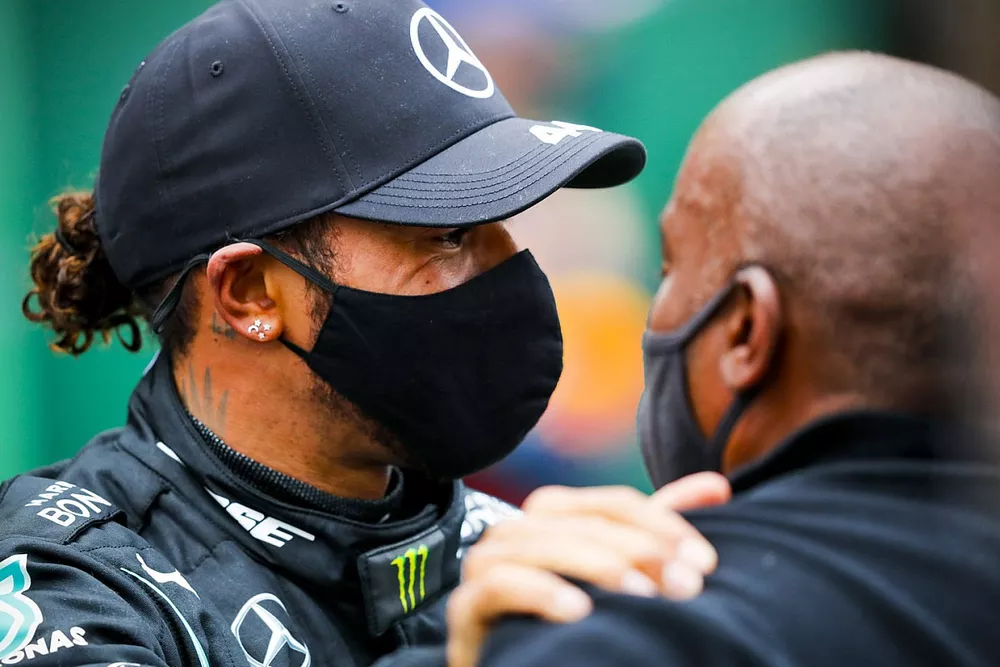 El ganador de la carrera Lewis Hamilton, Mercedes F1 celebra en el Parc Ferme con su padre Anthony Hamilton