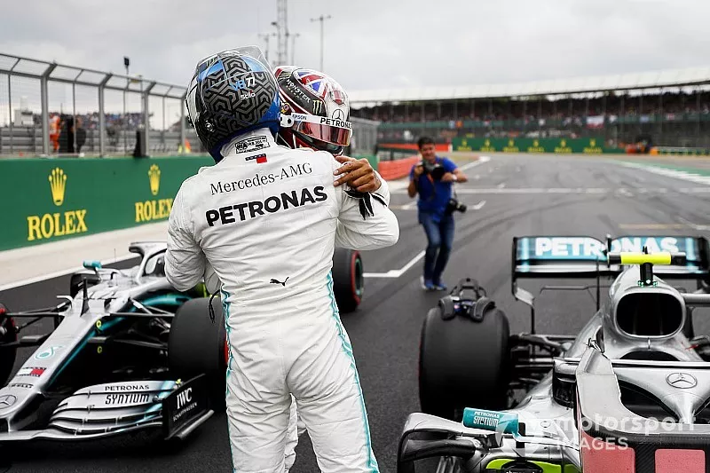 Il poleman Valtteri Bottas, Mercedes AMG F1 e Lewis Hamilton, Mercedes AMG F1, festeggiano nel parco chiuso