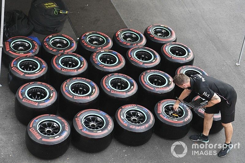 Un miembro de Mercedes AMG con neumáticos Pirelli