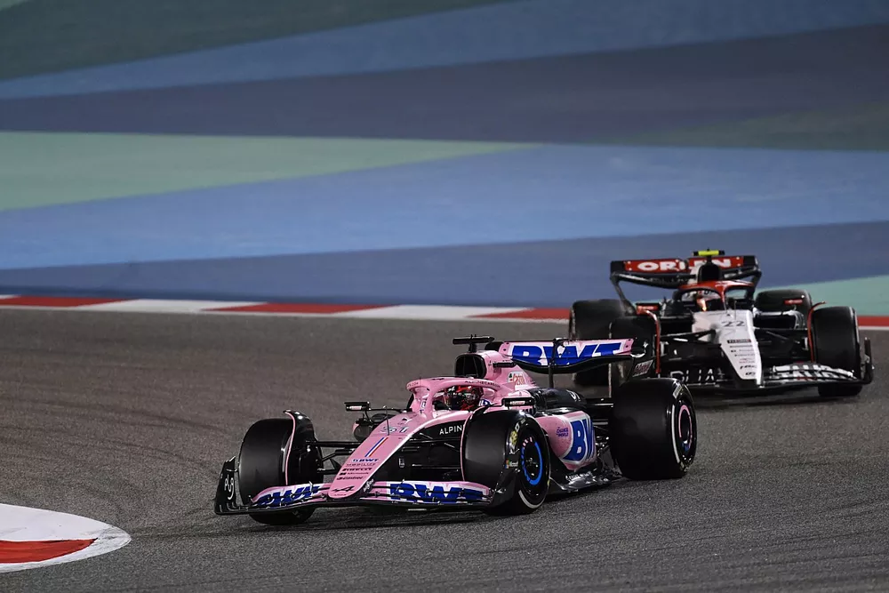 Esteban Ocon, Alpine A523, Yuki Tsunoda, AlphaTauri AT04