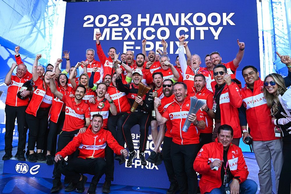 El equipo Andretti celebra en el podio