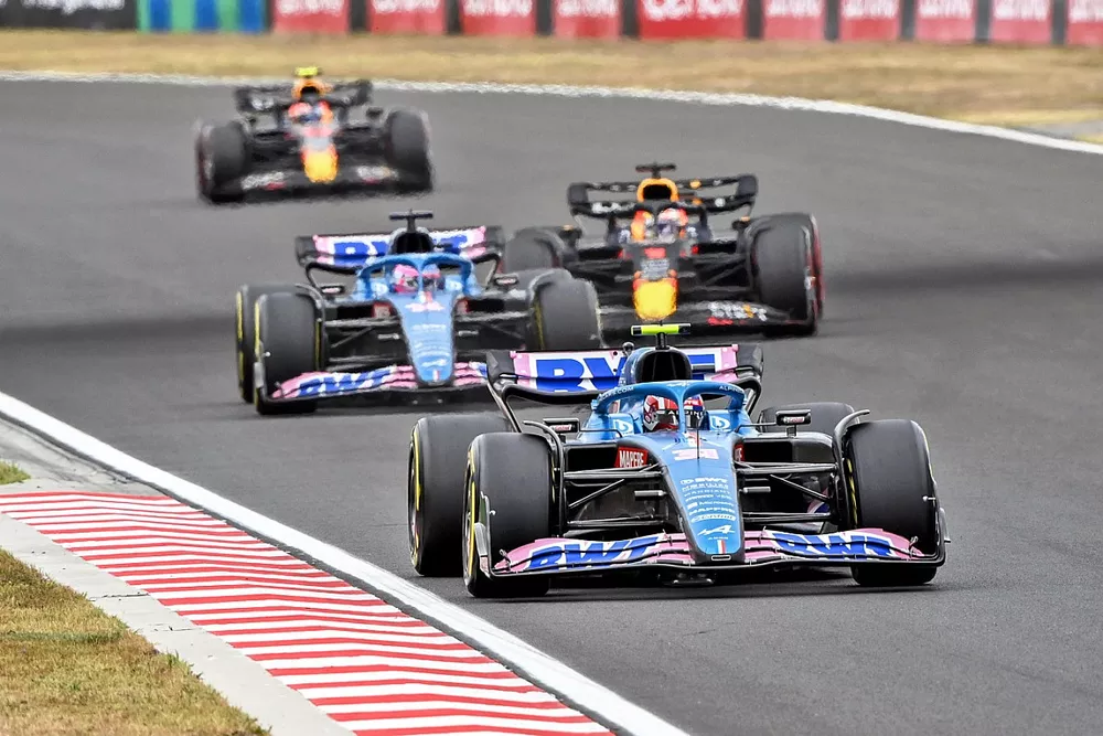 Esteban Ocon, Alpine A522, Fernando Alonso, Alpine A522, Max Verstappen, Red Bull Racing RB18