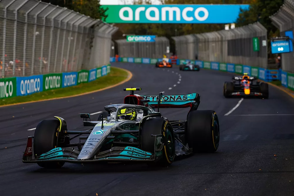 Lewis Hamilton, Mercedes W13, Sergio Perez, Red Bull Racing RB18, George Russell, Mercedes W13