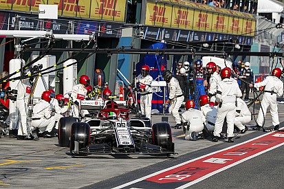 Giovinazzi con l'ala rotta ha fatto da tappo per aiutare il ritorno di Raikkonen