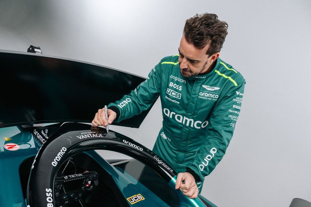 Fernando Alonso con il simulatore dell'Aston Martin F1 Team
