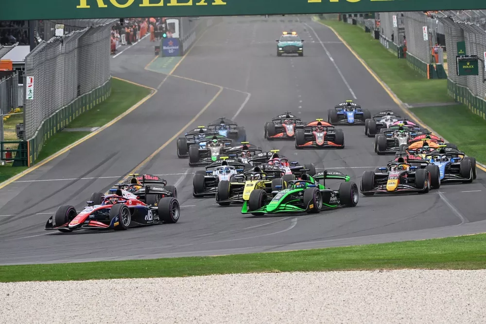 Richard Verschoor, Trident leads Zane Maloney, Rodin Motorsport at the start