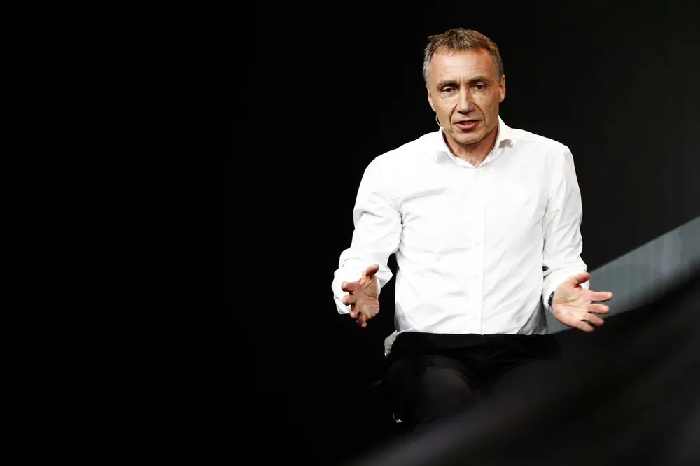 Bob Bell lors de la pr&eacute;sentation de la Renault R.S.17