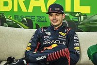 Verstappen se distrajo por el duelo Pérez-Alonso: "¡Casi me salgo!"