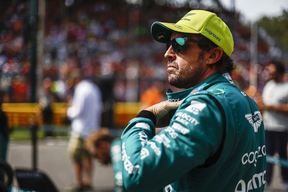 Fernando Alonso, Aston Martin F1 Team, en la parrilla de salida