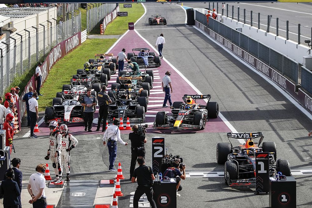 Max Verstappen, Red Bull Racing RB19, 1&ordf; posici&oacute;n, Sergio P&eacute;rez, Red Bull Racing RB19, 2&ordf; posici&oacute;n, llegan al Parc Ferme