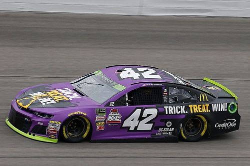 Kyle Larson perdi&oacute; la victoria y el boleto a los playoffs