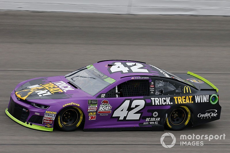 Kyle Larson perdió la victoria y el boleto a los playoffs