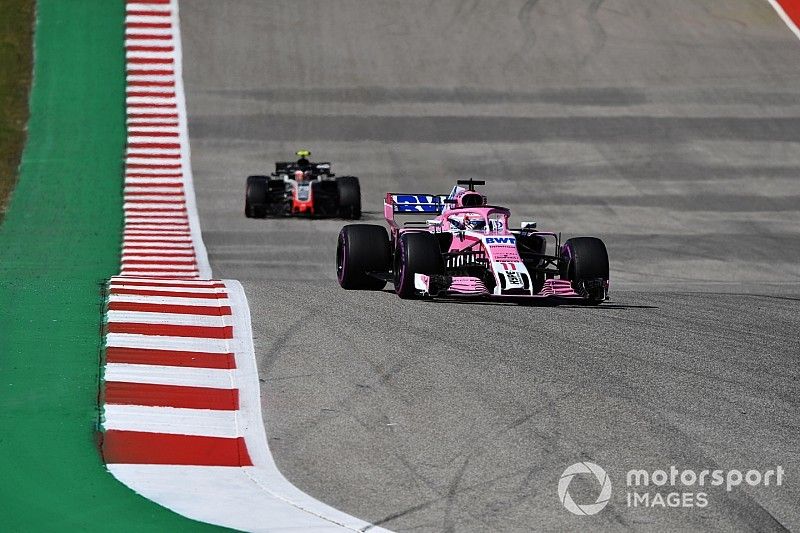 Sergio Perez, Racing Point Force India VJM11 and Kevin Magnussen, Haas F1 Team VF-18 