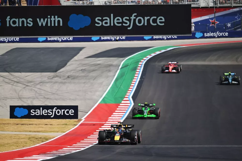 Max Verstappen, Red Bull Racing RB20, Zhou Guanyu, Stake F1 Team KICK Sauber C44, Fernando Alonso, Aston Martin AMR24