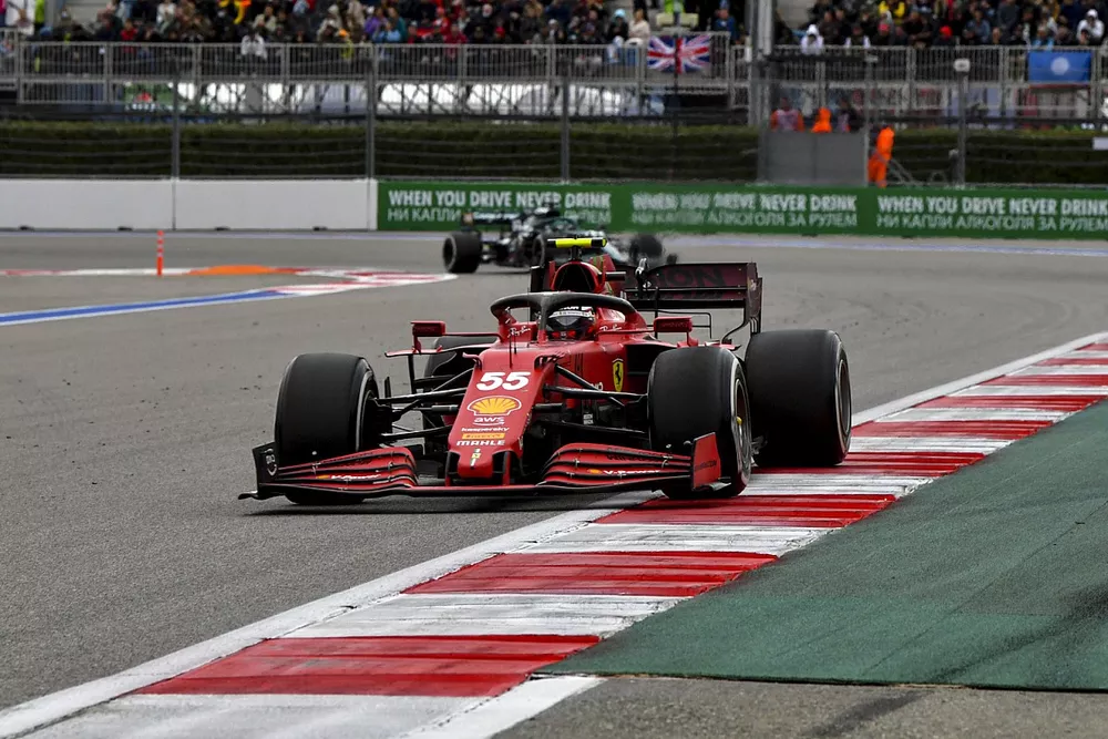 Carlos Sainz Jr., Ferrari SF21, Lance Stroll, Aston Martin AMR21