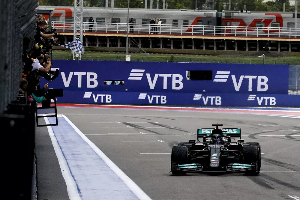 Le vainqueur Lewis Hamilton, Mercedes W12, prend le drapeau &agrave; damiers