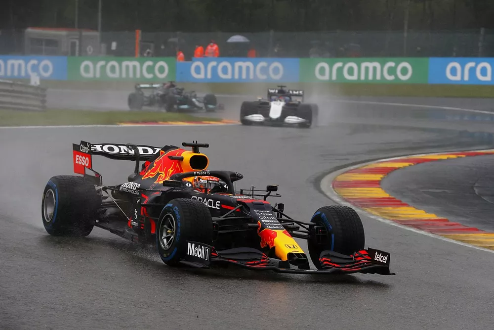 Max Verstappen, Red Bull Racing RB16B, George Russell, Williams FW43B, e Sir Lewis Hamilton, Mercedes W12