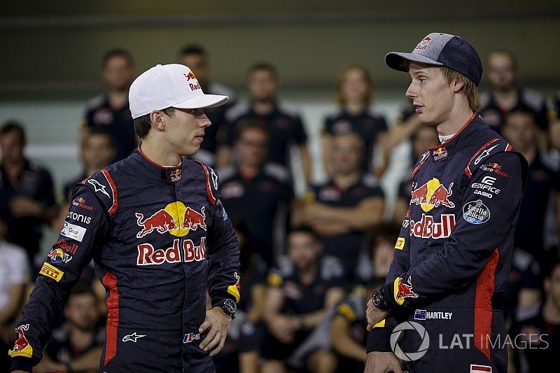 Brendon Hartley, Scuderia Toro Rosso y Pierre Gasly, Scuderia Toro Rosso en la foto del equipo Scude