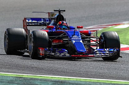 Kvyat blames Magnussen for Spanish GP clash