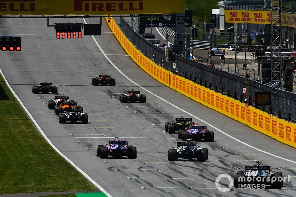 Los pilotos se alinean para practicar sus procedimientos de arranque al final de la sesión