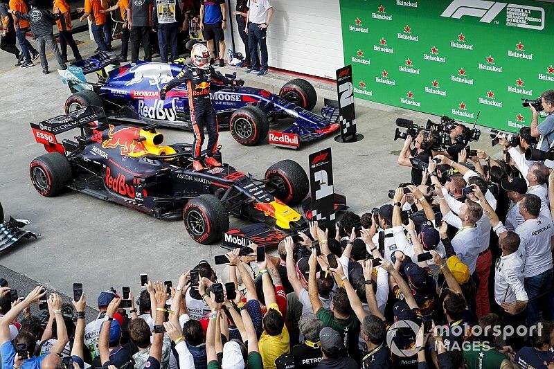 Ganador de la carrera Max Verstappen, Red Bull Racing celebra
