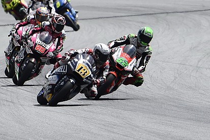 Video: Fenati recibió la bandera negra tras tocarle el freno a un rival en plena carrera