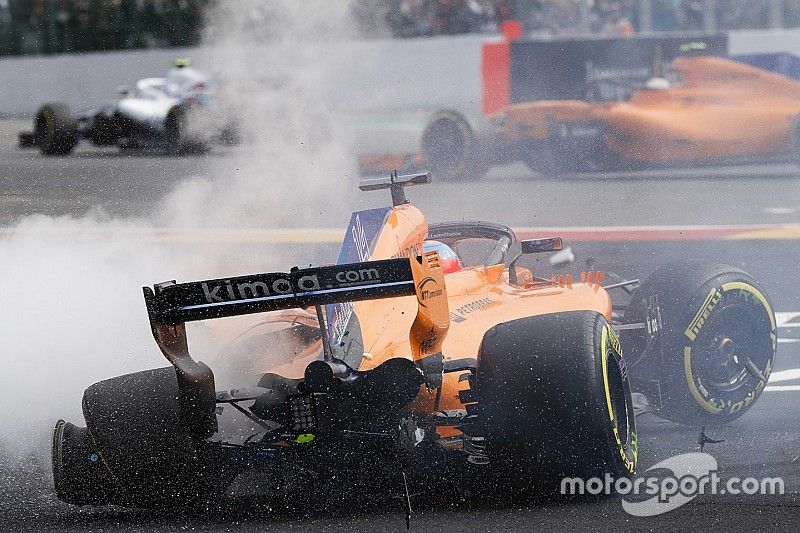 Choque de Fernando Alonso, McLaren MCL33 al inicio