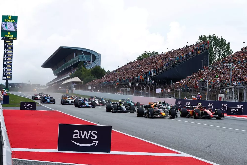 Max Verstappen, Red Bull Racing RB19, Carlos Sainz, Ferrari SF-23, Lewis Hamilton, Mercedes F1 W14, Lance Stroll, Aston Martin AMR23, Lando Norris, McLaren MCL60, the rest of the field at the start