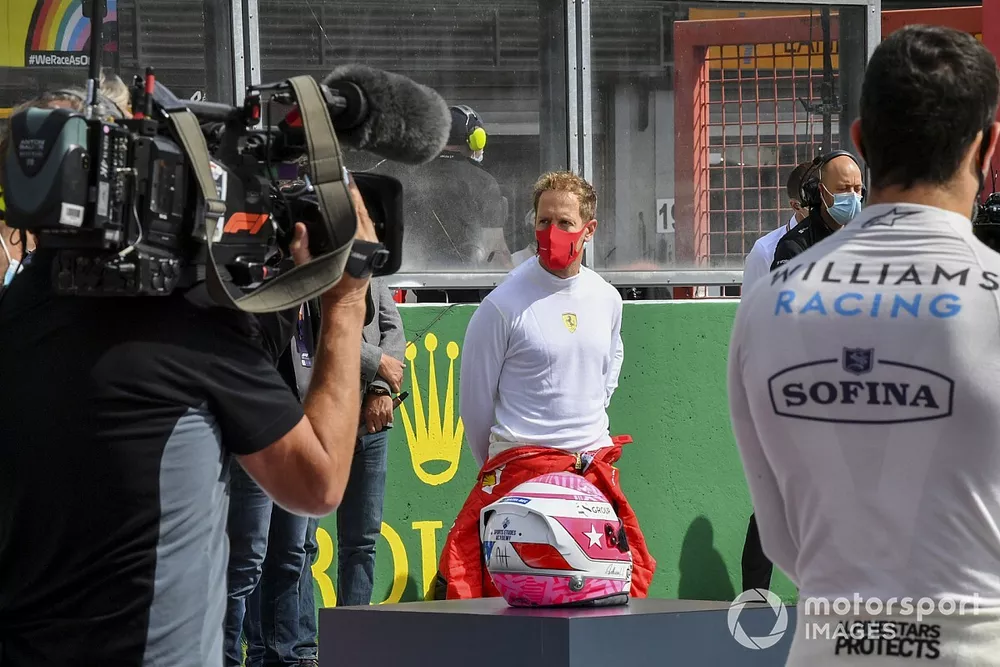 Sebastian Vettel, Ferrari, Nicholas Latifi, Williams Racing, los otros pilotos, oficiales, miembros del equipo, amigos y familiares de Anthoine Hubert se re&uacute;nen en la parrilla en homenaje al piloto de F2