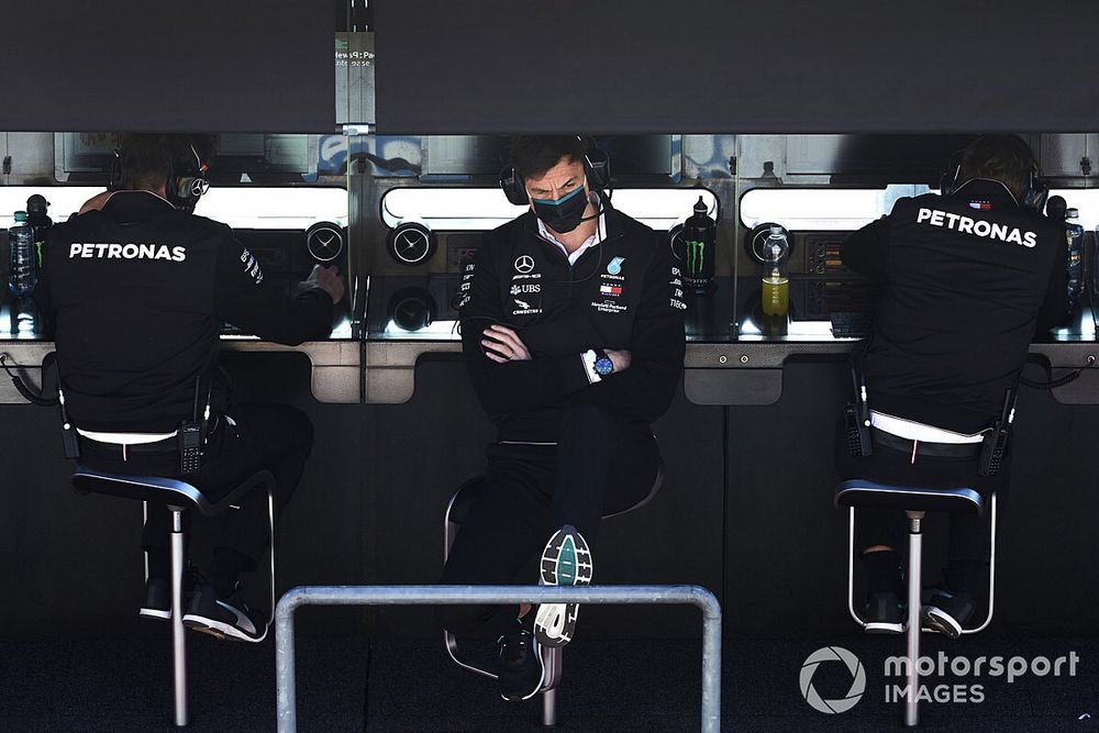 Toto Wolff, Director Ejecutivo Mercedes AMG, en el pit wall