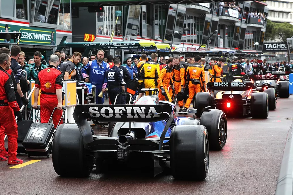Nicholas Latifi, Williams FW44, in the pits