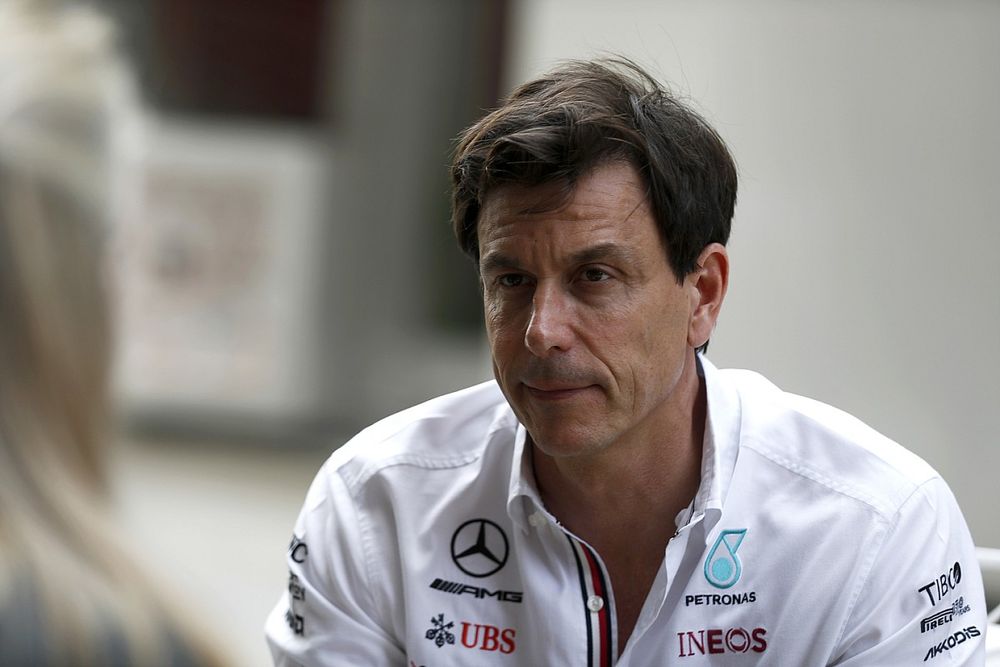 Toto Wolff, director del equipo y consejero delegado de Mercedes AMG, habla con la prensa