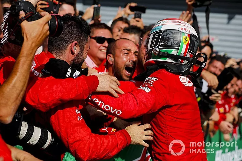 El ganador de la carrera Charles Leclerc, Ferrari celebra en Parc Ferme con su equipo Ferrari