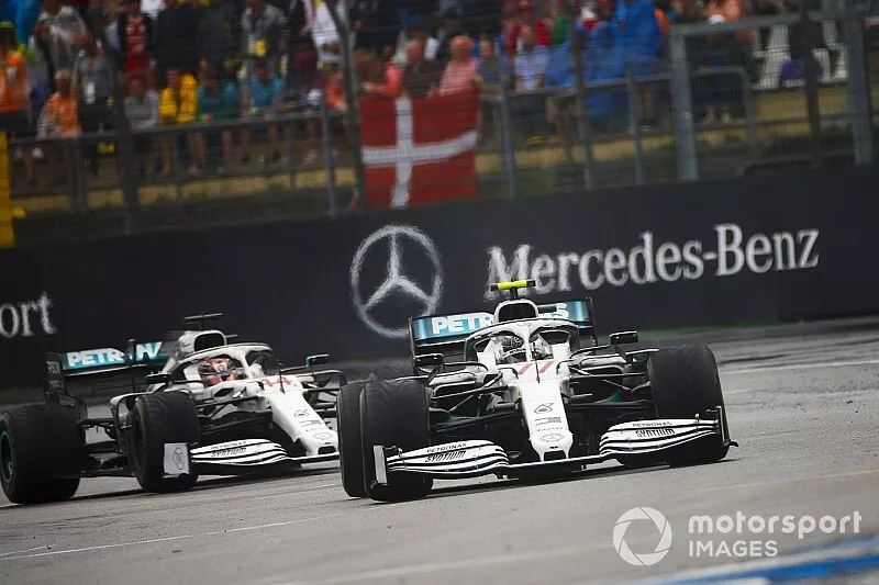 Valtteri Bottas, Mercedes AMG W10, devant Lewis Hamilton, Mercedes AMG F1 W10