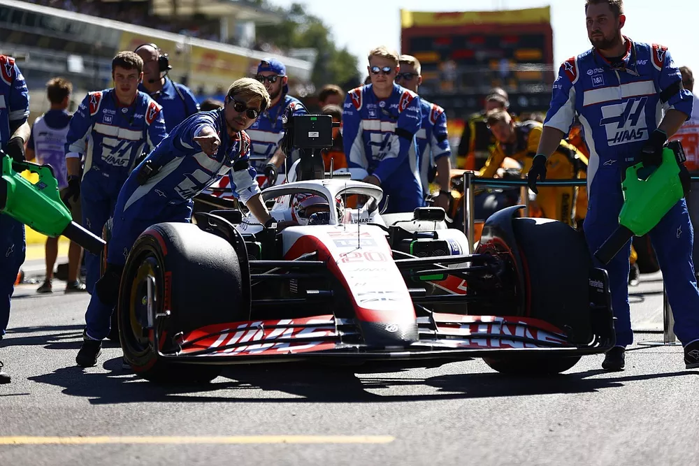 Kevin Magnussen, Haas VF-22, arrives on the grid
