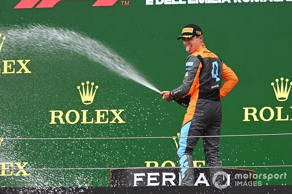 Lando Norris, McLaren, 3&ordf; posici&oacute;n, lo celebra con champ&aacute;n en el podio
