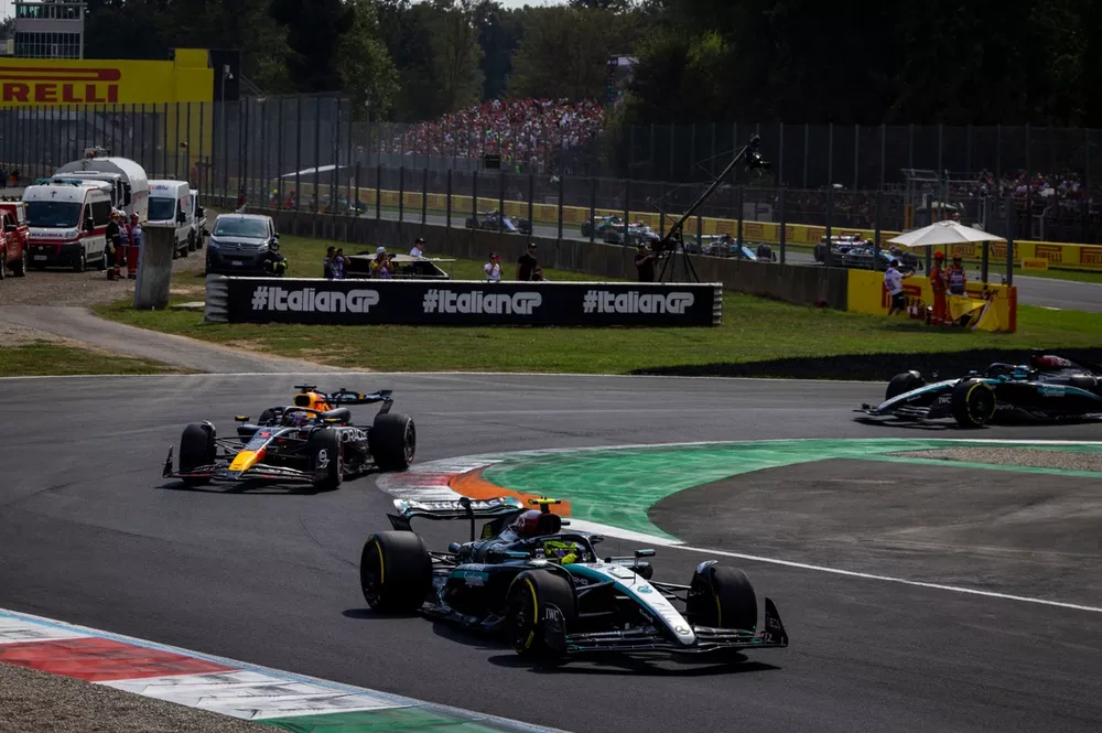 Sir Lewis Hamilton, Mercedes F1 W15, lidera Max Verstappen, Red Bull Racing RB20