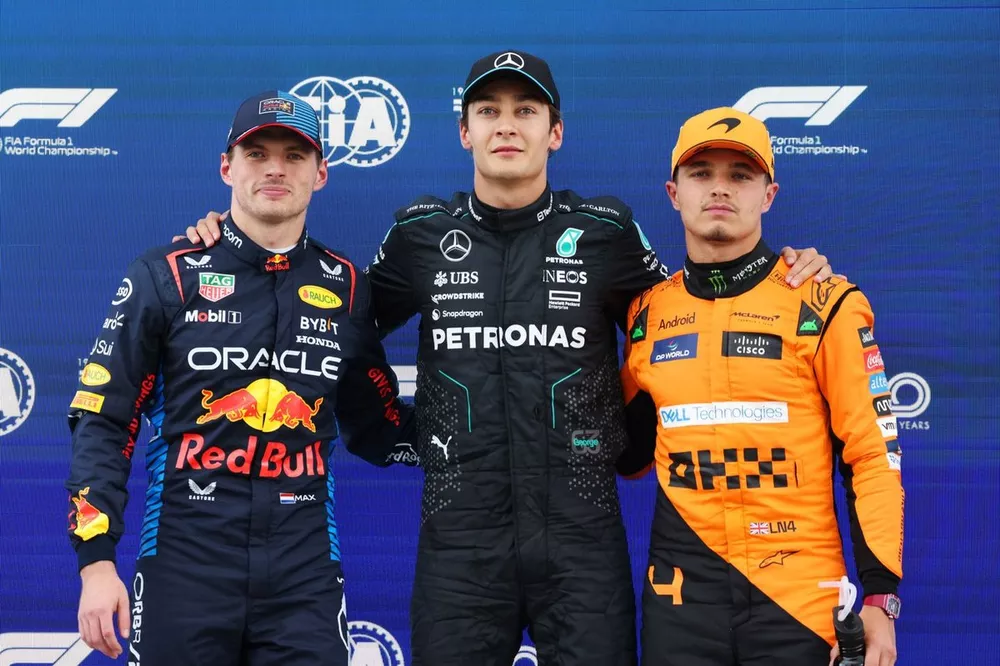 O pole man George Russell, da Mercedes-AMG F1 Team, com Max Verstappen, da Red Bull Racing, e Lando Norris, da McLaren F1 Team 
