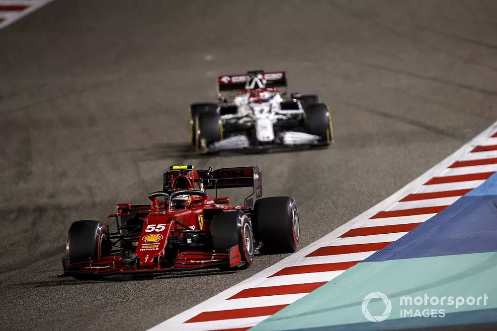 Carlos Sainz Jr., Ferrari SF21, Kimi Raikkonen, Alfa Romeo Racing C41