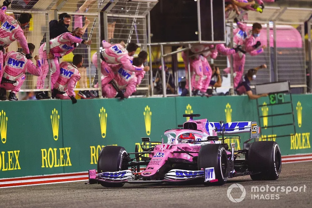 Sergio Pérez, Racing Point RP20, 1er puesto, se lleva la victoria para el deleite de su equipo en el pit wall