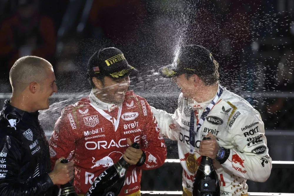 Podio: ganador Max Verstappen, Red Bull Racing, tercer lugar y subcampe&oacute;n Sergio P&eacute;rez, Red Bull Racing
