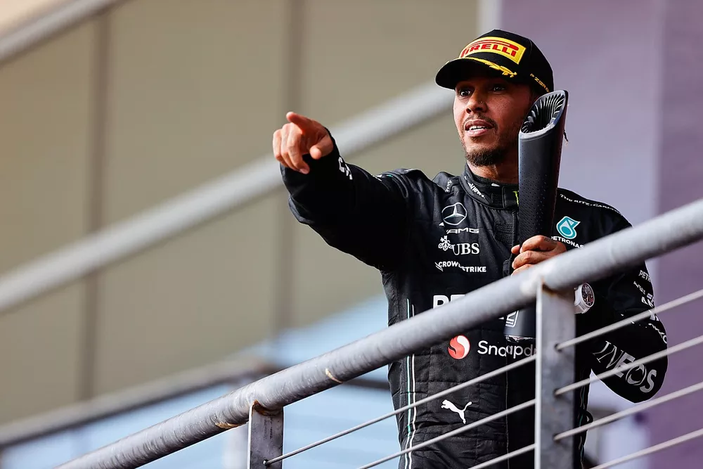 Lewis Hamilton, Mercedes-AMG, deuxi&egrave;me, sur le podium