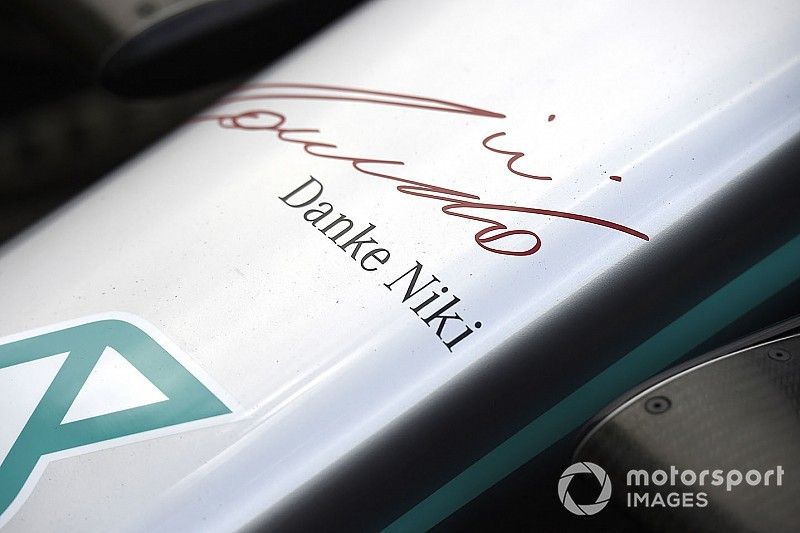 Logotipo de Gracias Niki en la parte delantera del Mercedes AMG W10 en homenaje a Niki Lauda
