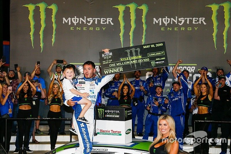 Ganador del All-Star Race Kyle Larson, Chip Ganassi Racing, Chevrolet Camaro Advent Health con su hijo Owen en el carril de la victoria con un cheque de un millón de dólares