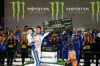 Drama y una pelea acompañan triunfo de Kyle Larson en All-Star Race