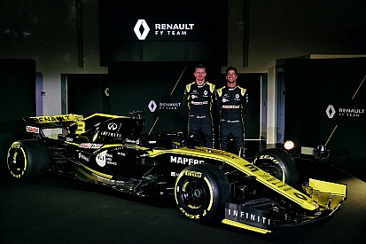 Ricciardo se estrena al volante del Renault