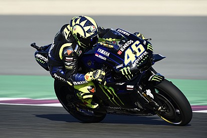 Rossi tast in het duister, terwijl teamgenoot Viñales schittert